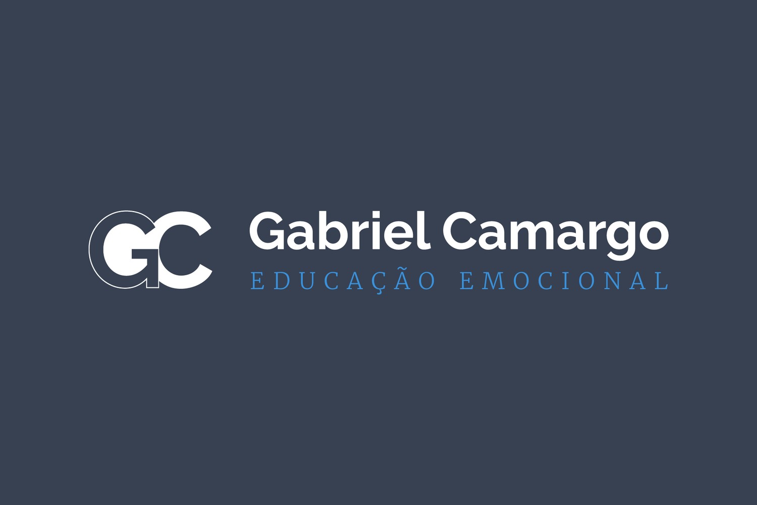 Logotipo Gabriel Camargo sobre fundo grafite